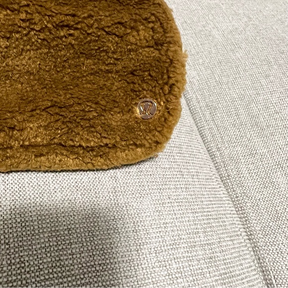 Brand new with tags Lululemon Everywhere fleece belt bag, burnt camel and gold - Picture 4 of 9